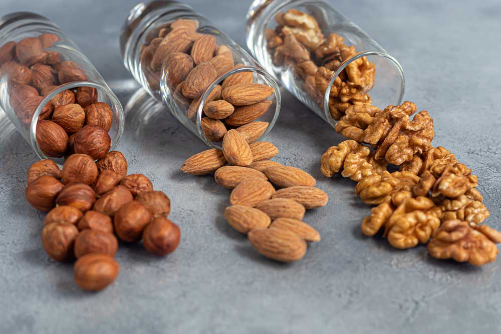 Diverse onderzoeken tonen een verband tussen het eten van noten en een gezond lichaamsgewicht.