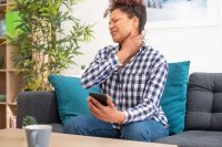 Pijn in nek, schouders en rug door telefoon en laptop gebruik