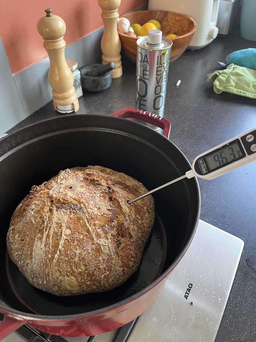 Zuurdesem brood bakken in een gietijzeren pan