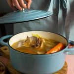 Gezonder soep koken in een gietijzeren pan