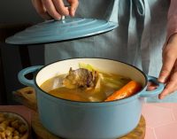 Gezonder soep koken in een gietijzeren pan