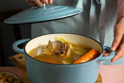 Gezonder soep koken in een gietijzeren pan