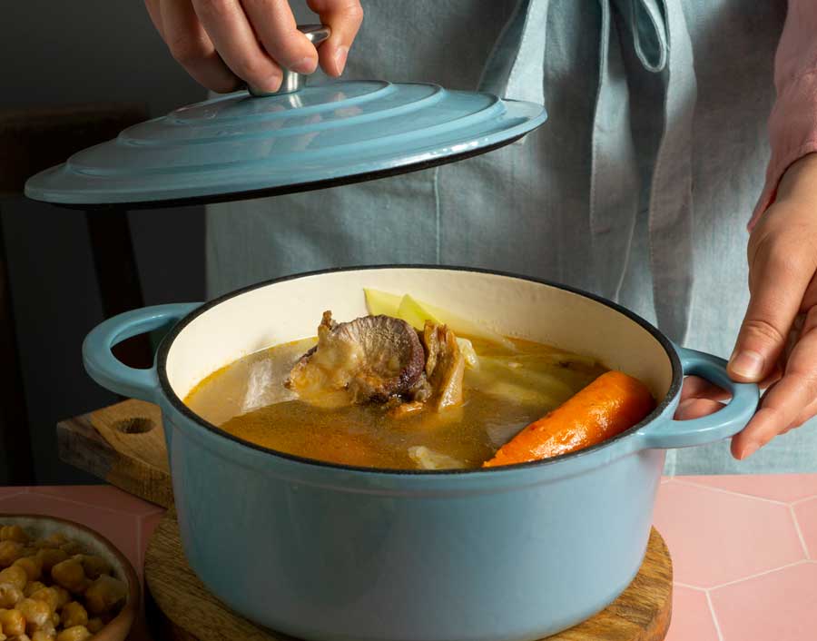 Gezonder soep koken in een gietijzeren pan