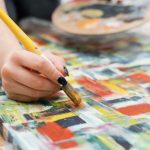 Vrouw aan het schilderen: creativiteit zorgt voor meer geluk en een betere gezondheid!