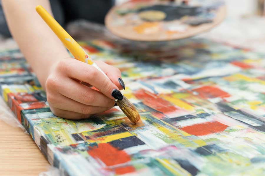 Vrouw aan het schilderen: creativiteit zorgt voor meer geluk en een betere gezondheid!