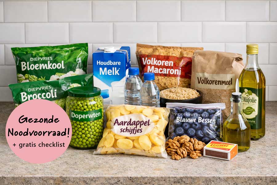 Gezonde noodvoorraad met voeding en handige tips. Foto met voeding ter illustratie.