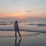 Emily geniet van de zee