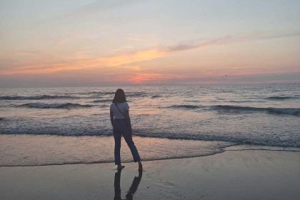Emily geniet van de zee