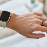 Smartwatch slecht voor je gezondheid? Radar onderzoekt de keerzijde van healthtrackers Smartwatch en Oura Ring niet betrouwbaar om je gezondheid te meten? Op de foto de arm van een vrouw met een Applewatch en Oura ring