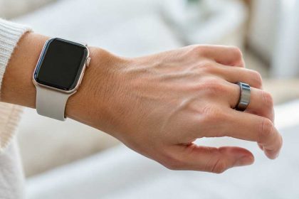 Smartwatch en Oura Ring niet betrouwbaar om je gezondheid te meten? Op de foto de arm van een vrouw met een Applewatch en Oura ring