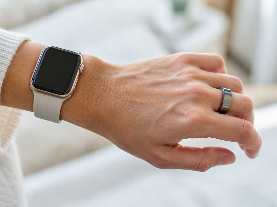Smartwatch en Oura Ring niet betrouwbaar om je gezondheid te meten? Op de foto de arm van een vrouw met een Applewatch en Oura ring