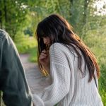 Jonge vrouw die erg moet lachen: waarom word je gelukkig van lachen?