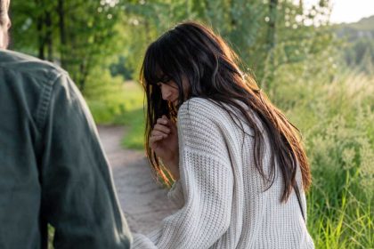 Jonge vrouw die erg moet lachen: waarom word je gelukkig van lachen?