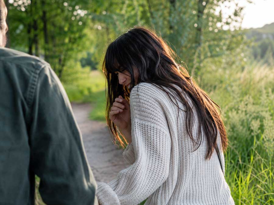 Jonge vrouw die erg moet lachen: waarom word je gelukkig van lachen?